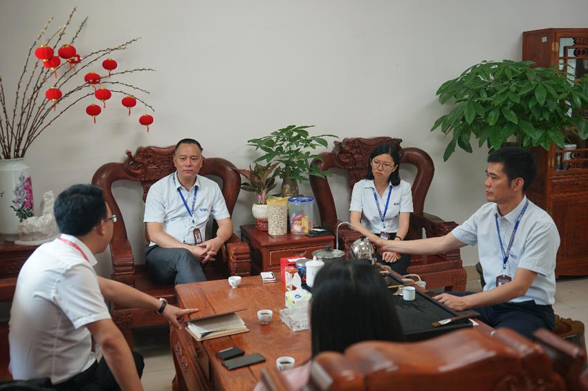 《品質(zhì)》欄目組領(lǐng)導(dǎo)與梁漢棋董事長、曹傳偉總經(jīng)理洽談事宜